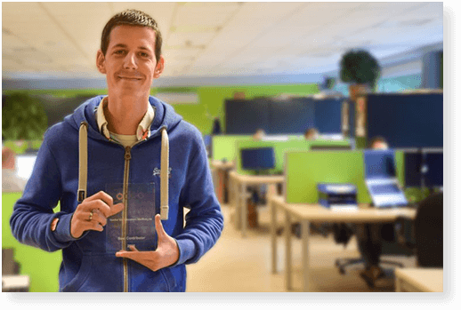 Yenthe showing his award for best contributor